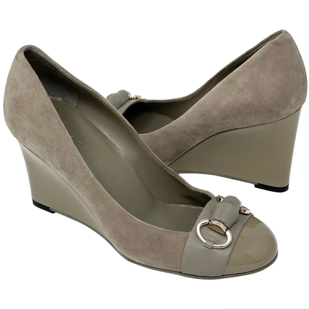 GUCCI Horsebit Accent Suede Wedge Pumps Heels Taupe Womens 35 5 - Picture 1 of 14